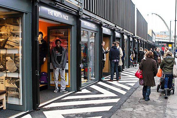 Boxpark Shopping Mall, Shoreditch – Londres, Roger Wade– shopping - composição de 61 containers, 41 deles são justapostos formando as lojas no nível térreo, o restante sobrepostos, formando as lojas no pavimento superior.